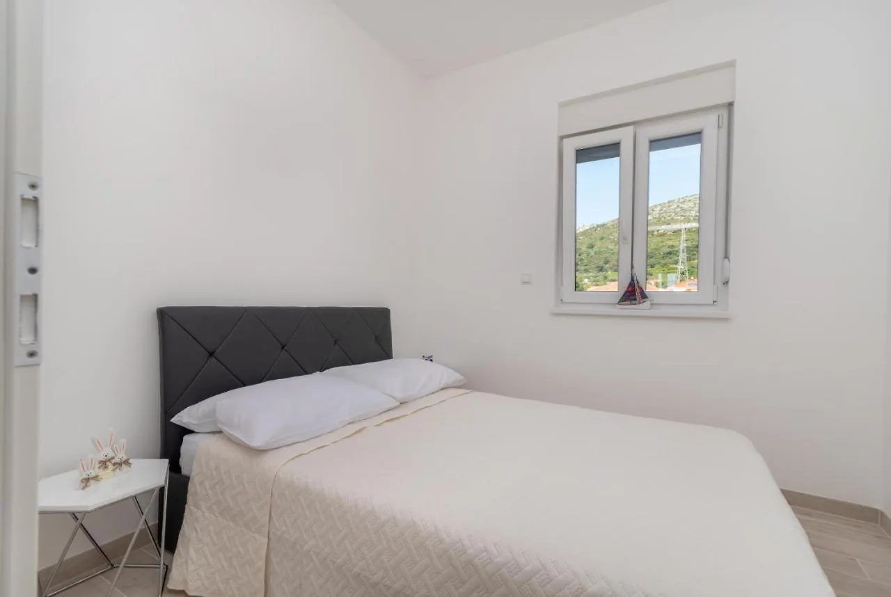 Apartman Pjer Traù 0*,